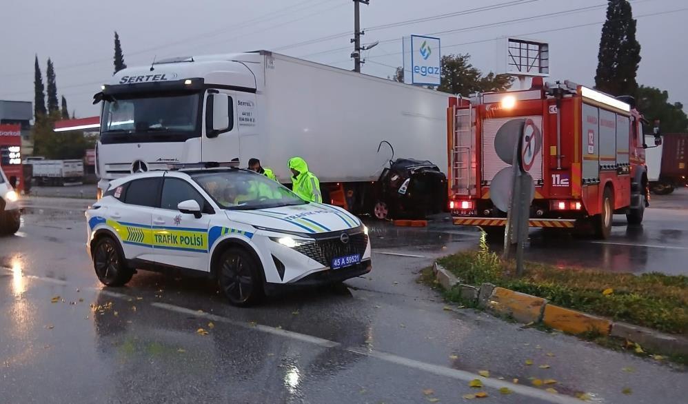 Manisa'da üzücü kaza: Otomobil TIR'a girdi, çift yaşamını yitirdi.