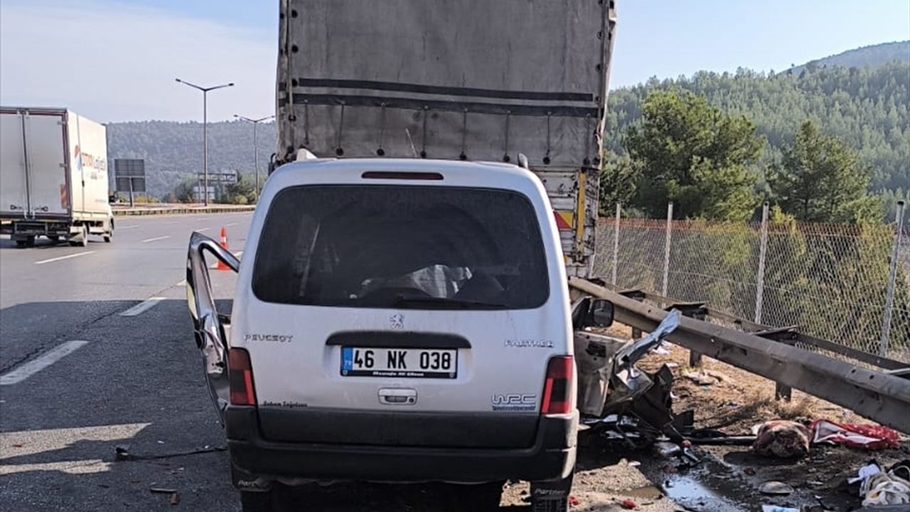 Mersin Tarsus'ta park halindeki kamyon ile çarpışan aracın neden olduğu trafik kazasında 3 kişi hayatını kaybetti, 3 kişi yaralandı.