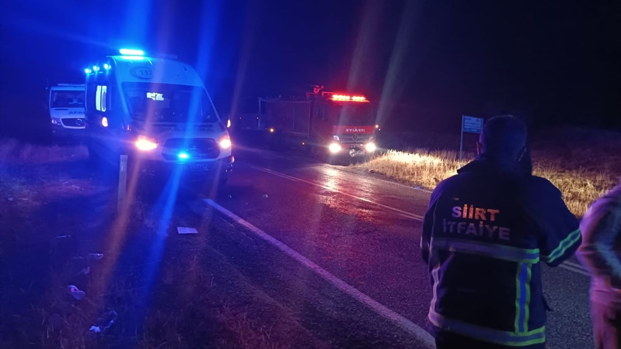 Siirt'te bir işçi minibüsünün şarampole devrilmesi sonucu 2'si ağır, 15 kişi yaralandı.
