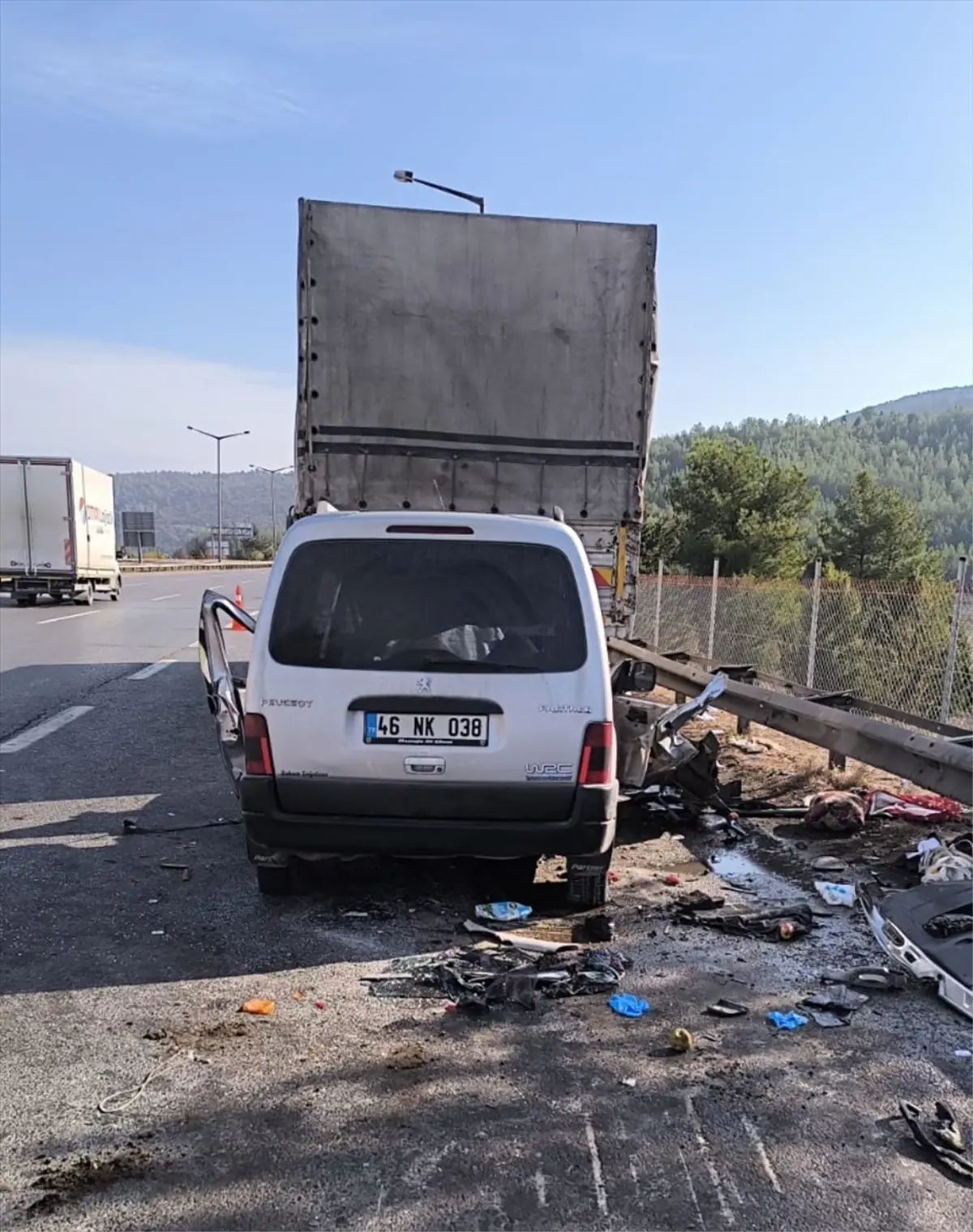 Tarsus'ta Trafik Kazasında 3 Kişi Hayatını Kaybetti, 3 Kişi Yaralandı.