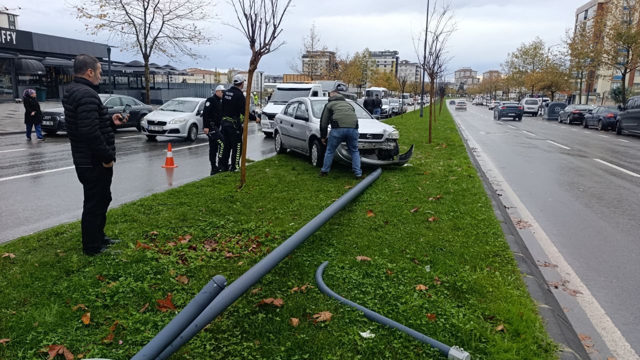 Tekirdağ'da kamyonetle otomobilin çarpıştığı trafik kazasında 3 kişi yaralandı.