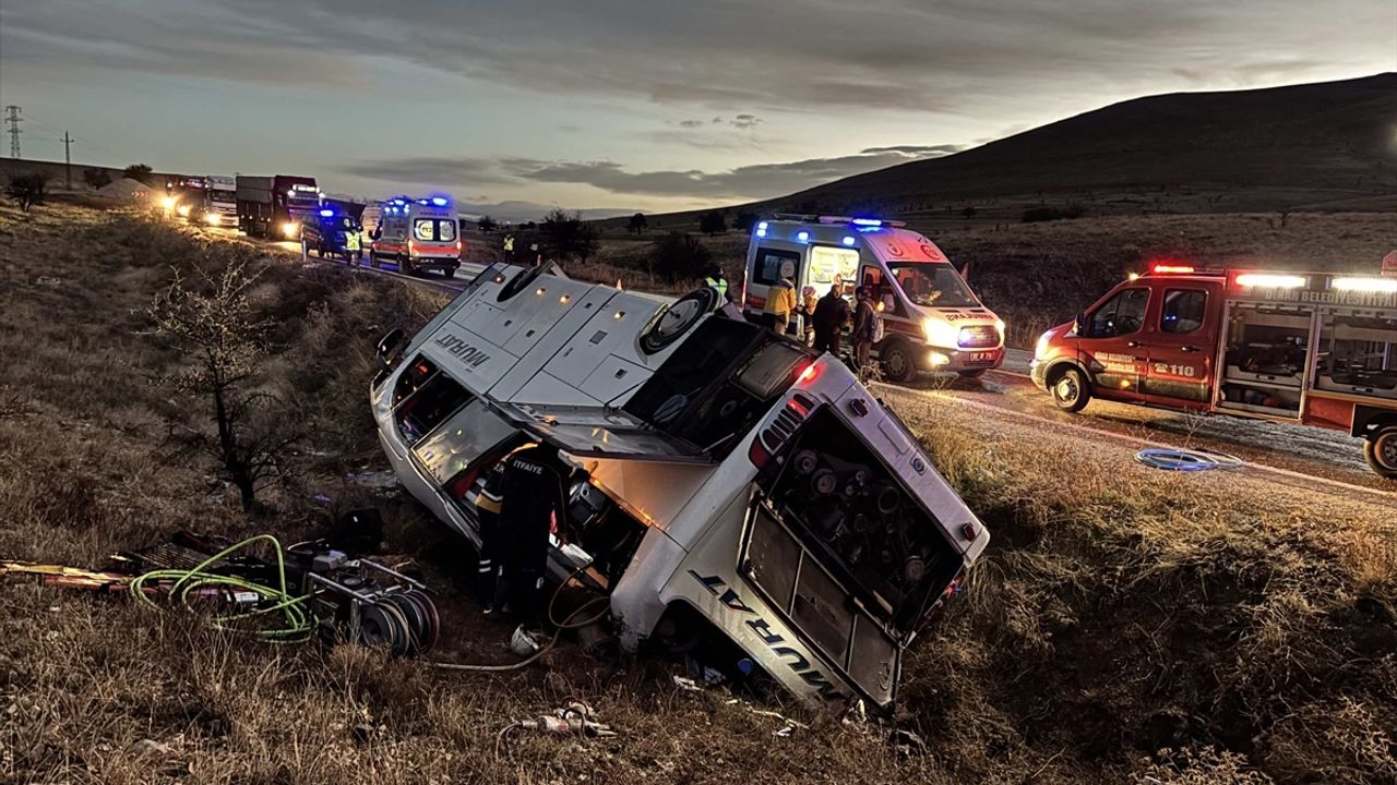 Afyonkarahisar'da otobüs kazasında 2 kişi hayatını kaybetti, 21 kişi yaralandı.