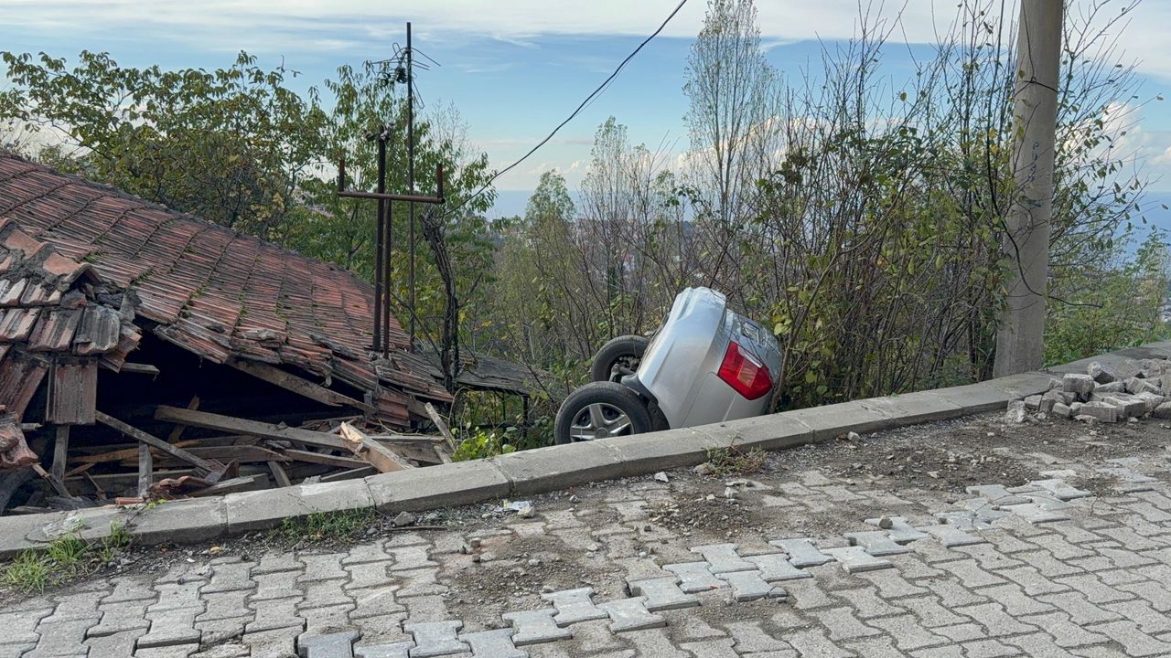 Araç, Zonguldak'taki kaza sonucunda terkedilmiş bir evin çatısına çarptı.