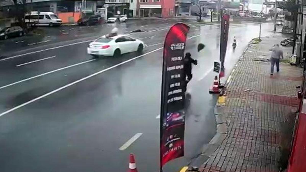 Avcılar'da alışveriş sonrası eve dönen yayaya araba çarptı, kaza kamerada görüntülendi