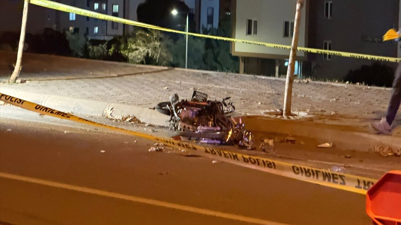 Kahramanmaraş'ta kamyona çarpan motosiklette 2 kişi hayatını kaybetti.