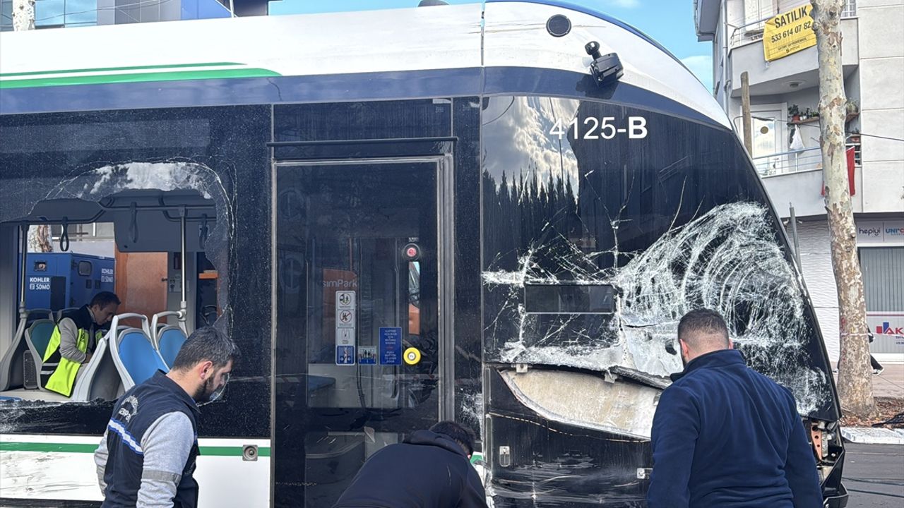 Kocaeli'de tramvay ve çöp kamyonunun karıştığı kazada 3 kişi yaralandı.