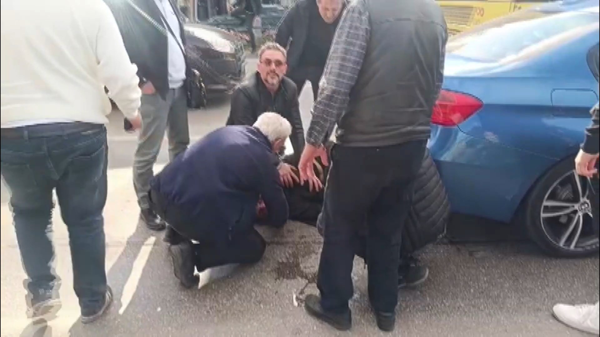 Önce bir trafik kazası yaptı, ardından taksi şoförüne çarptı.
