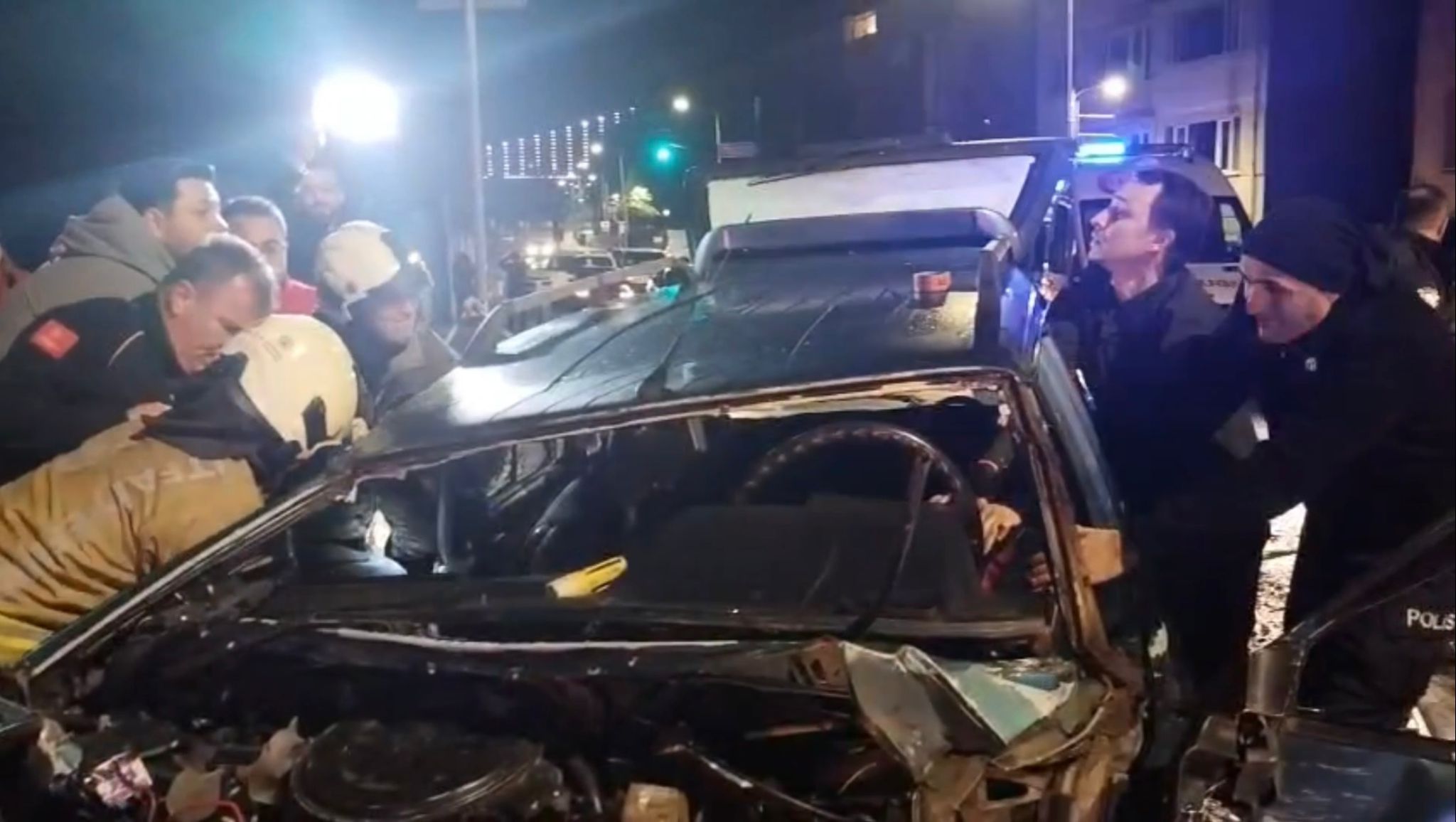 Sola şeritten yapılan hatalı geçiş kaza yaptı, 3 kişi yaralandı.