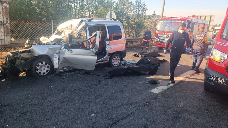 Tarsus'ta kaza sonucu 3 kişi hayatını kaybetti, 3 kişi de yaralandı.