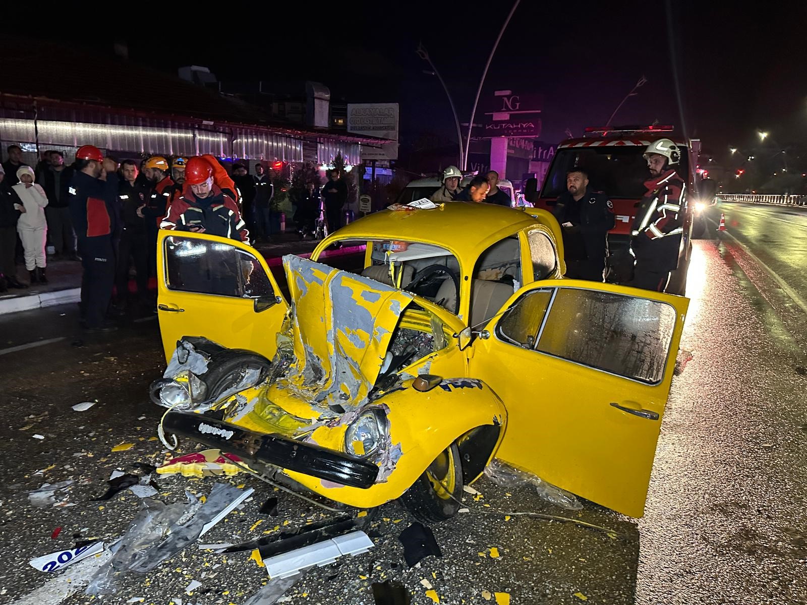 Uşak'ta kaza sonucu 3 kişi yaralandı, birinin durumu ağır.