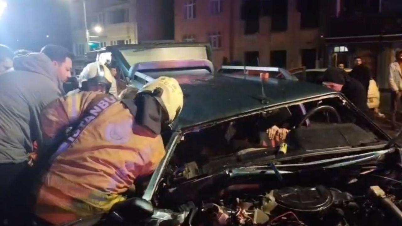 Üsküdar'da ardışık trafik kazası: 3 kişi yaralandı.