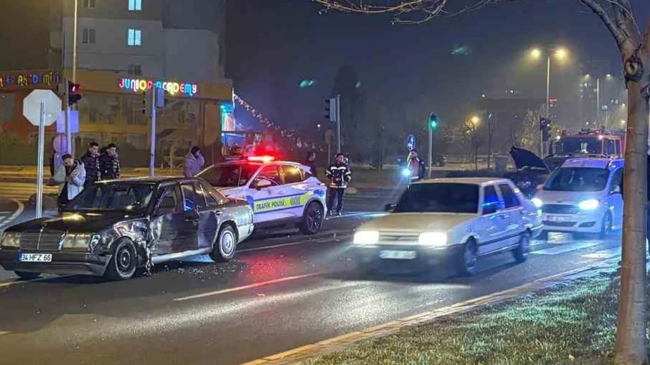 Yakut'ta gerçekleşen trafik kazasında 2 araç çarpıştı.