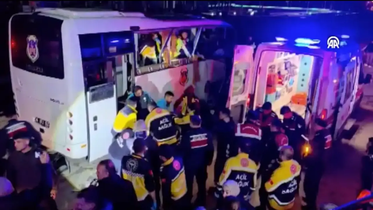 Amasya'da cezaevi nakil aracının karıştığı kaza, 23 kişinin yaralanmasına neden oldu.