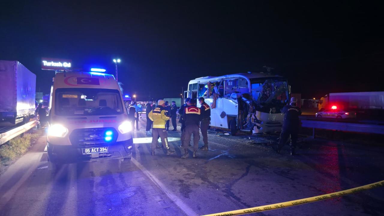 Amasya'da hapishane aracı kazaya karıştı: 23 kişi yaralandı.