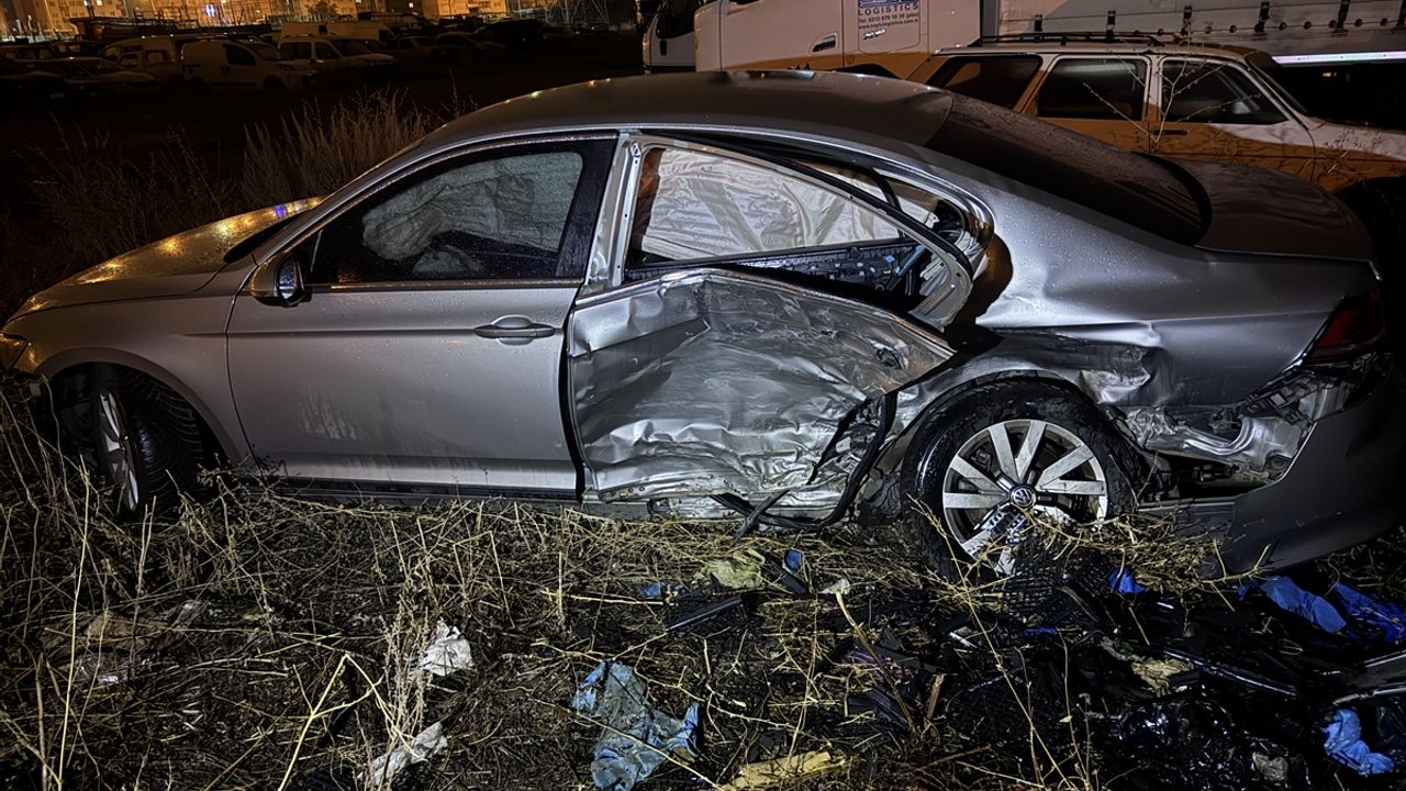 Erzurum'da kesişen araçlar sonucu meydana gelen trafik kazasında 1 kişi hayatını kaybetti, 6 kişi yaralandı.