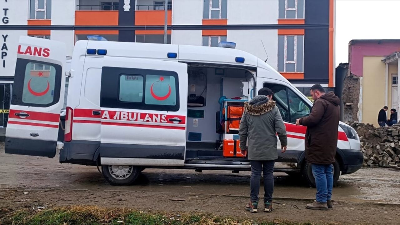 Kars'ta yaya ölümlü trafik kazası: Kepçe çarpıyor.