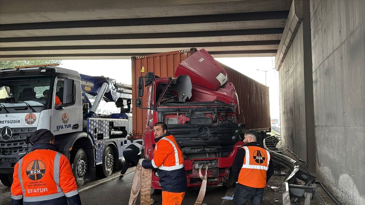 Kocaeli'de Anadolu Otoyolu'nda meydana gelen trafik kazasında tır şoförü yaşamını yitirdi.