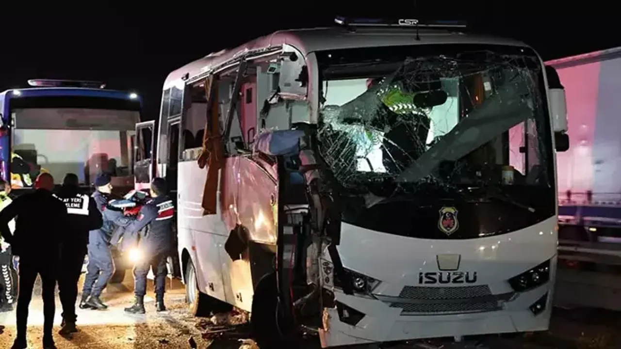 Zincirleme kaza sonucunda 23 kişi yaralandı.