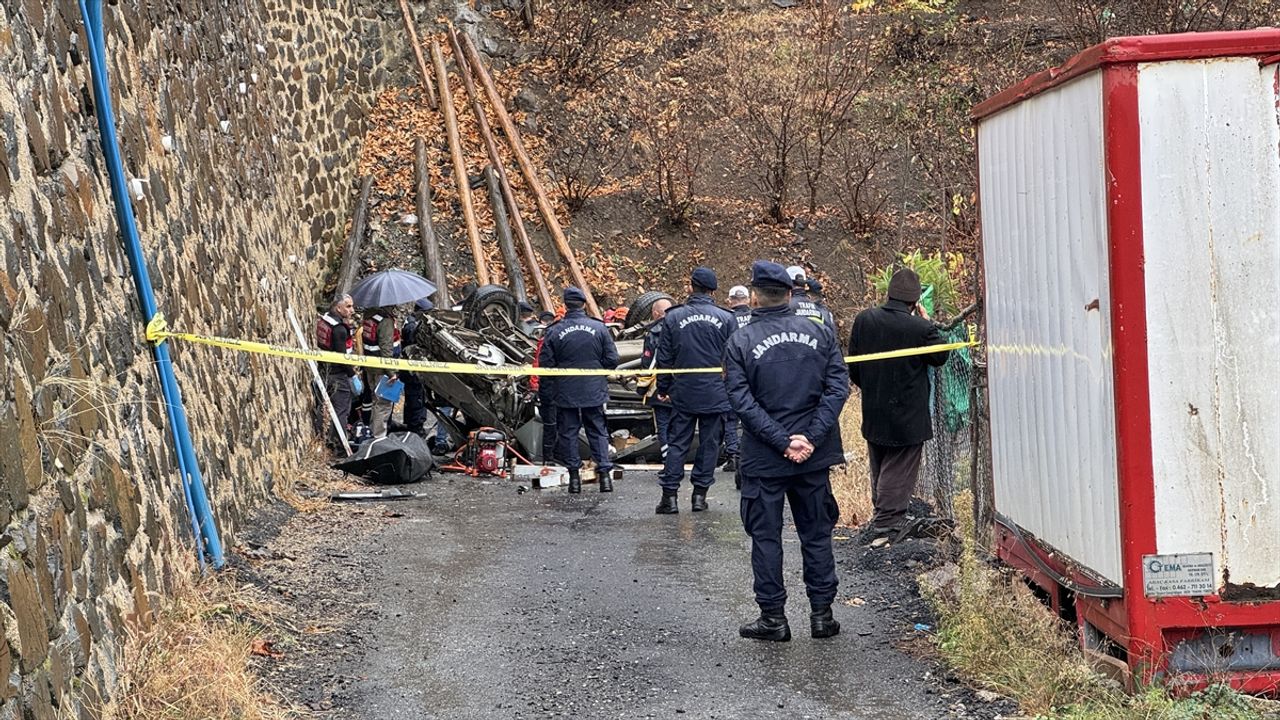 Artvin'de meydana gelen trafik kazasında kamyonet devrildi, 2 kardeş de dahil olmak üzere 3 kişi hayatını kaybetti.