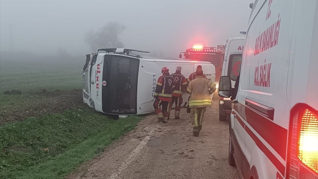 Balıkesir Bandırma'da öğrenci servisinin devrilmesi sonucu 9 kişi yaralandı.