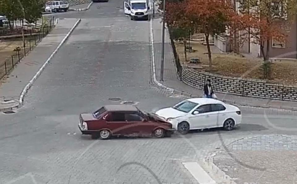 Başları birbirine çarptılar.