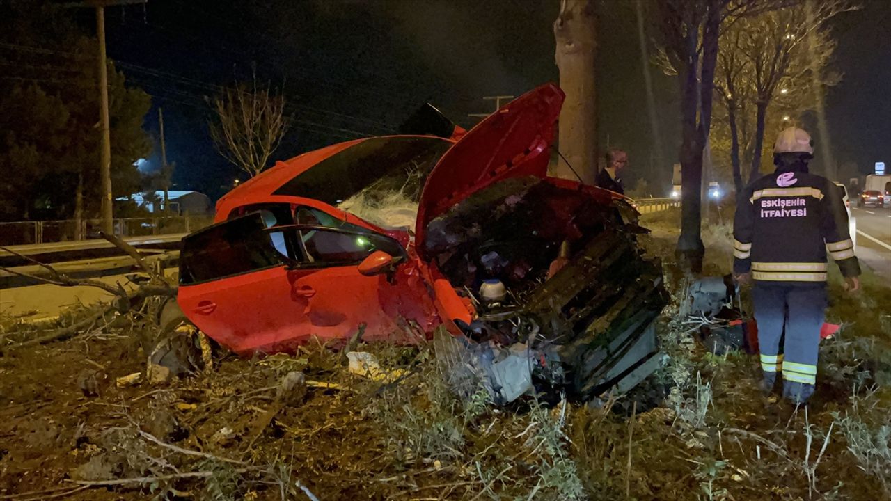 Eskişehir'deki trafik kazasında araç, ağaca çarptı ve sürücü ağır şekilde yaralandı.
