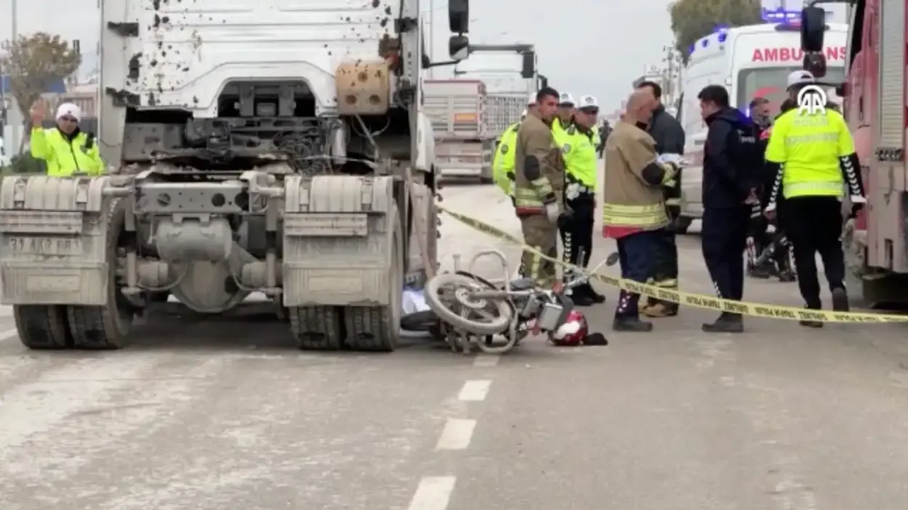 Hatay'da motosiklet ve tırın çarpıştığı kaza sonucu anne ve bebek öldü, 3 kişi yaralandı.