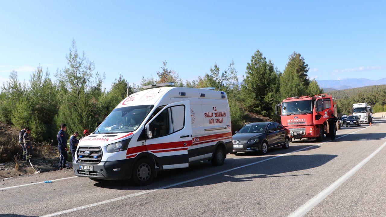 Kilis'te araç ile ticari aracın çarpıştığı kaza sonucu 6 kişi yaralandı, 5'inin durumu ağır.