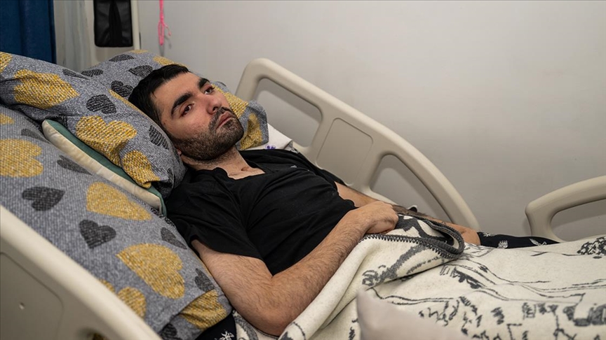Genç, trafik kazası sonrası yatağa mahkum oldu, umutlu tedavi süreci devam ediyor.