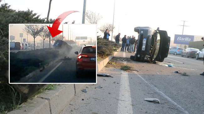 Kamereye yansıyan araç çarpışıyla otomobil devrildi.