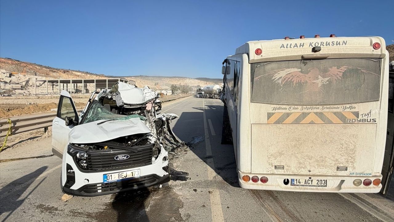 Ticari araç sürücüsü, Mersin Tarsus'ta meydana gelen trafik kazasında hayatını kaybetti.