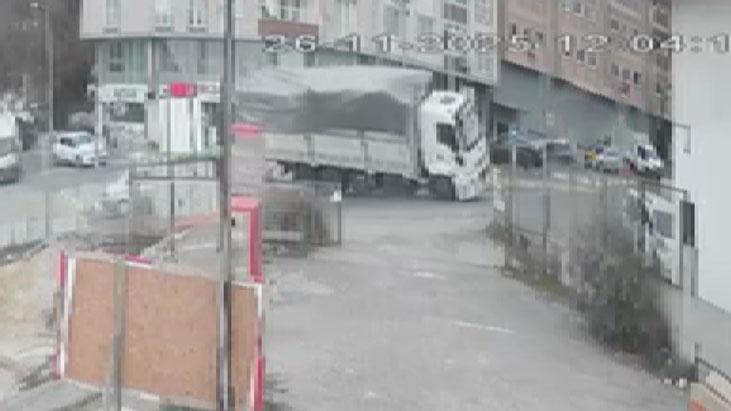 Virajı alamayan kamyon direksiyon hakimiyetini kaybederek devrildi! Yük aşımı neden oldu...