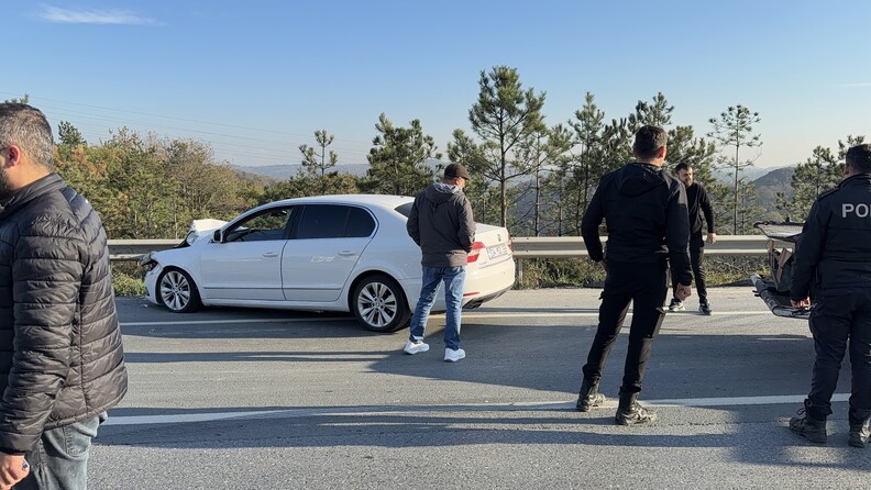 Arnavutköy'de yan yatan kamyonetin sürücüsü, trafik kazasında sıkıştı, yardımsever vatandaşlar kurtardı.