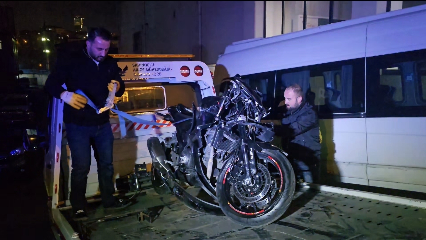 Ataşehir'de trajik kaza: Servis ok gibi saplandı, üç kişi yaralı!