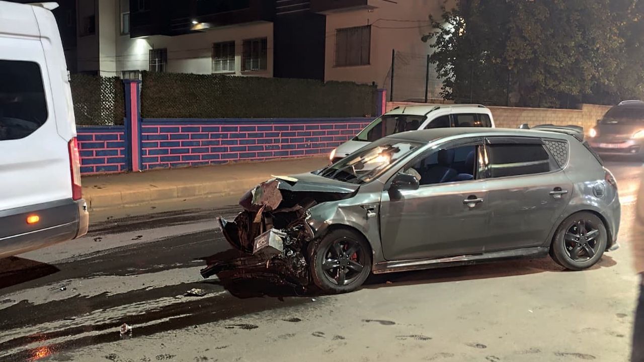Dostlar Caddesi'nde Kaza ile Maddi Kısmi Zarar