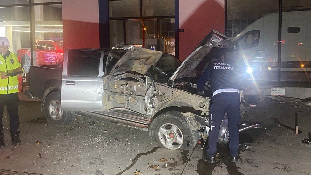 Efeler'de kaza: 2 kişi yaralandı.
