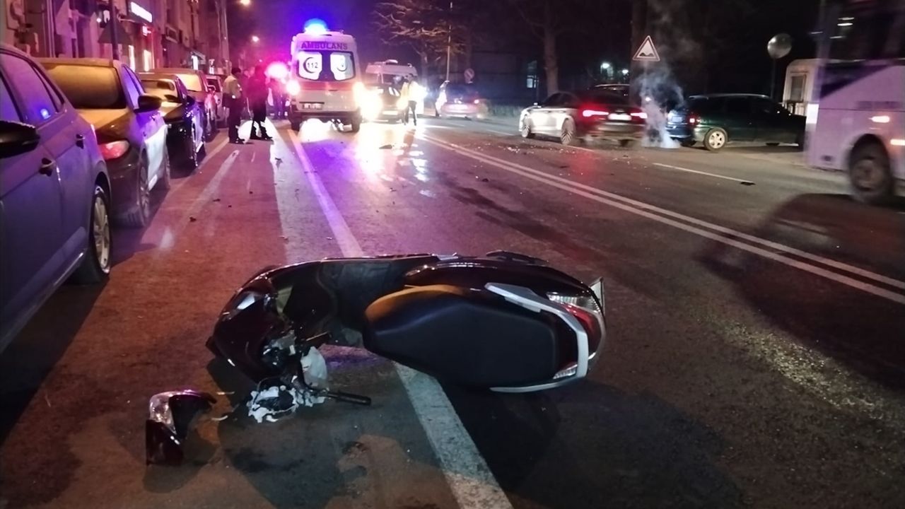 Eskişehir Odunpazarı'nda kaza: Araba ile motosiklet çarpıştı, bir kişi vefat etti.