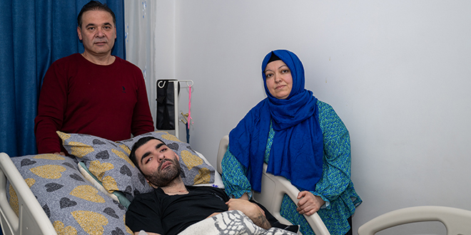 Genç, trafik kazası sonrası yatağa mahkum kaldı ancak tedaviye başladı.