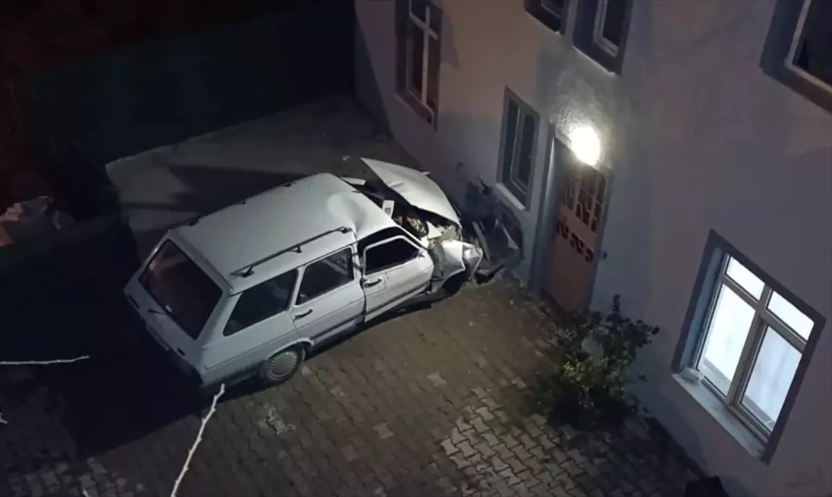Hisarcık'ta Trafik Kazasında Eşi Hayatını Kaybeden Sürücü Yaralandı.