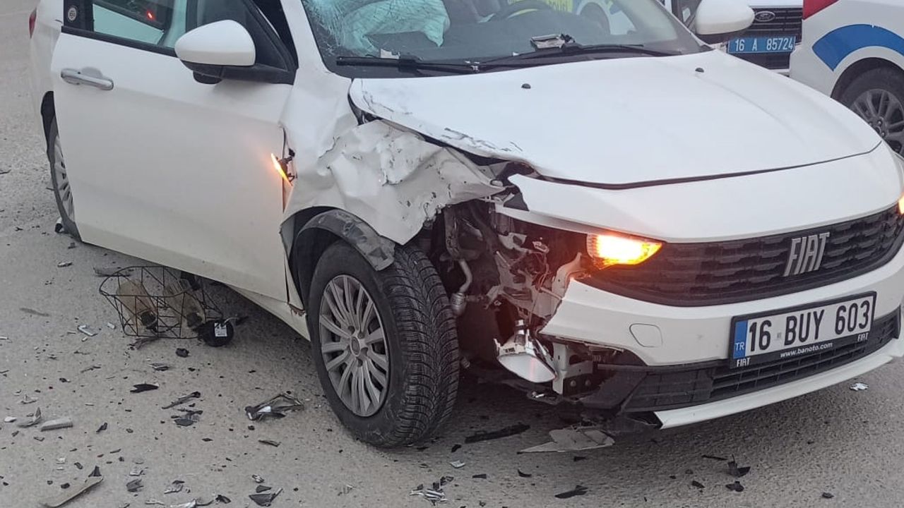 İnegöl'de Otomobil ile motosikletin çarpıştığı trafik kazasında 1 kişi hayatını kaybetti, 1 kişi de yaralandı.