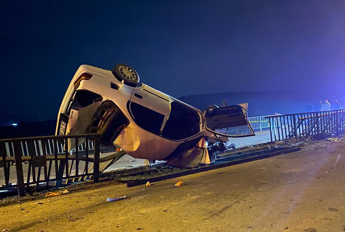 Köprü kazasında 1 kişi hayatını kaybetti, 3 kişi yaralandı.