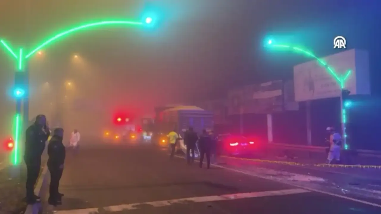 Kütahya'da araç ile tırın çarpıştığı kaza sonucu 4 kişi hayatını kaybetti.