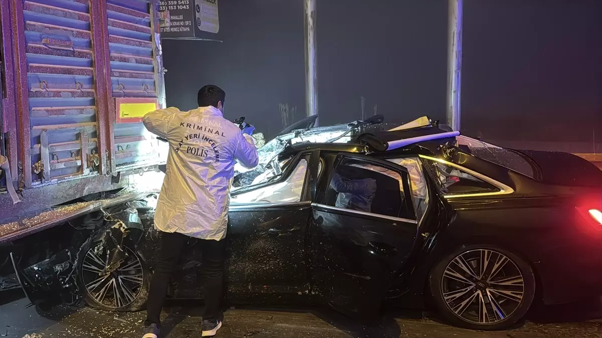 Kütahya'da trafik kazasında 4 kişi hayatını kaybetti.