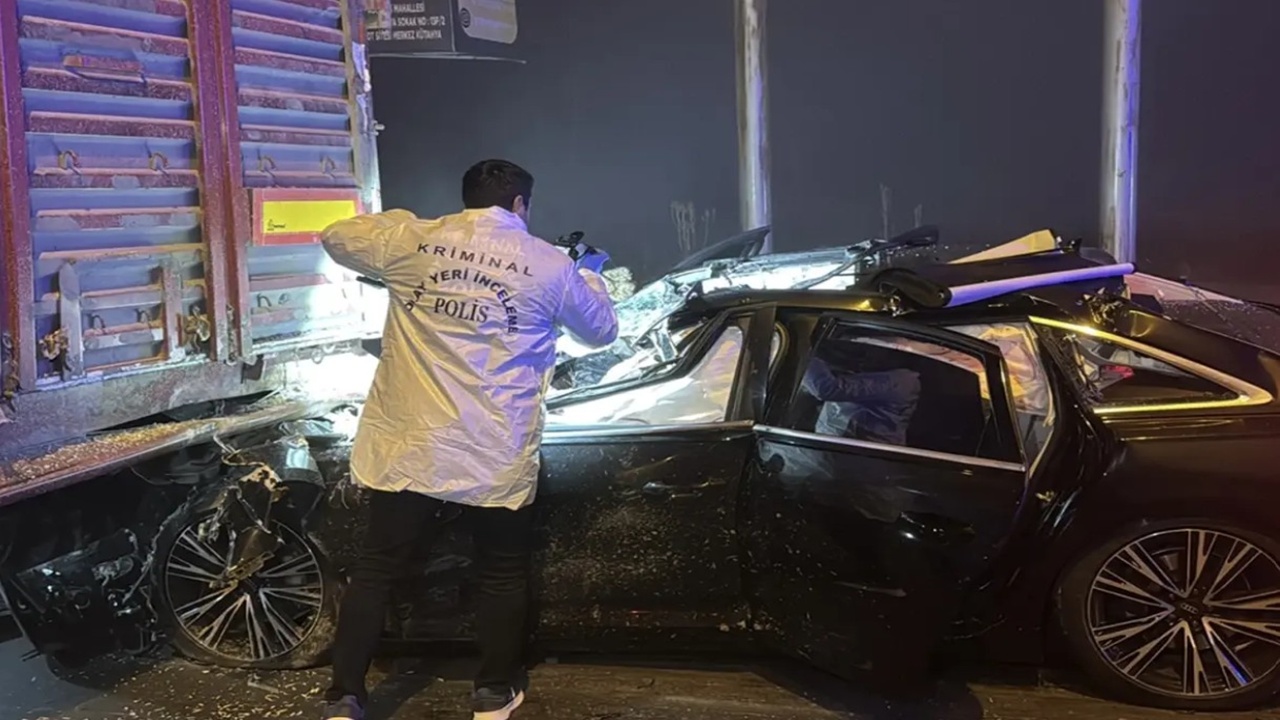 Tıra çarpan araçta 4 kişi hayatını kaybetti, kaza faciası oldu.