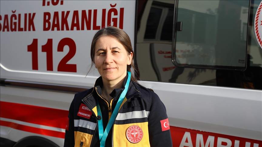 Ablasını trafik kazasında kaybeden paramedik, 18 yıldır hasta olanlara yardım etmeye devam ediyor.