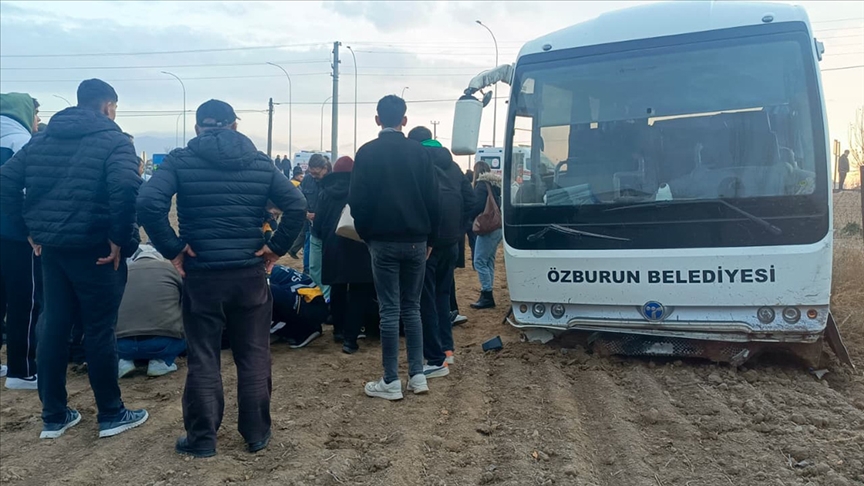 Afyon'da öğrenci servisi ve kamyonet çarpıştı, 18 kişi yaralandı.