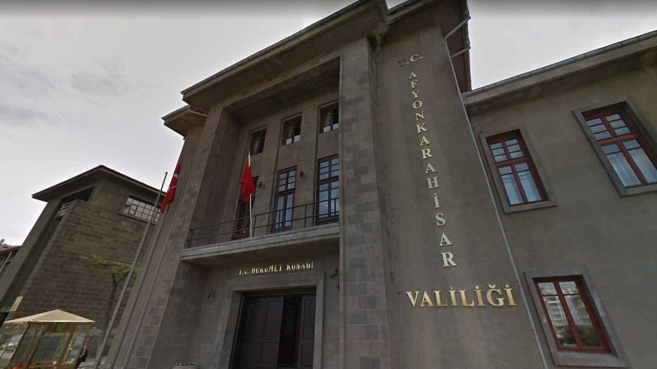 Afyonkarahisar Valiliği, 27 öğrenci ve 38 kişinin hafif yaralandığı iki kaza hakkında açıklama yaptı.