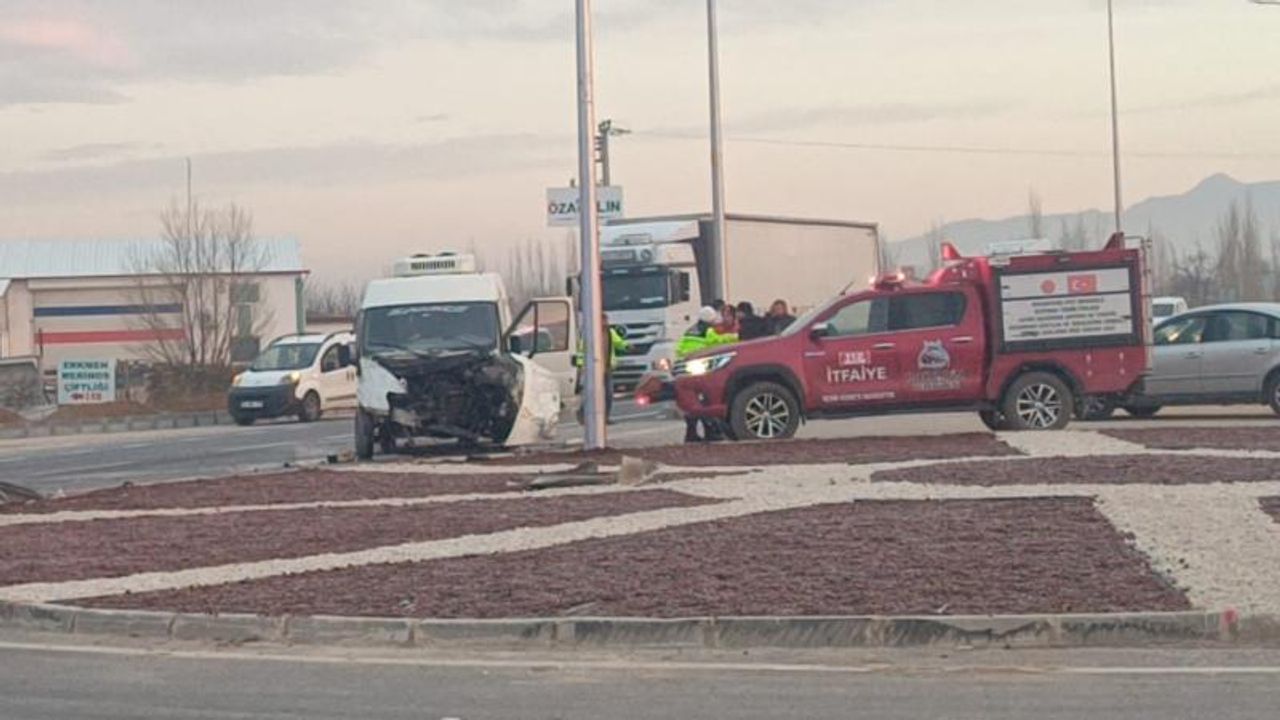 Afyonkarahisar'da öğrenci taşıyan araç kaza yaptı: 14 kişi yaralandı.