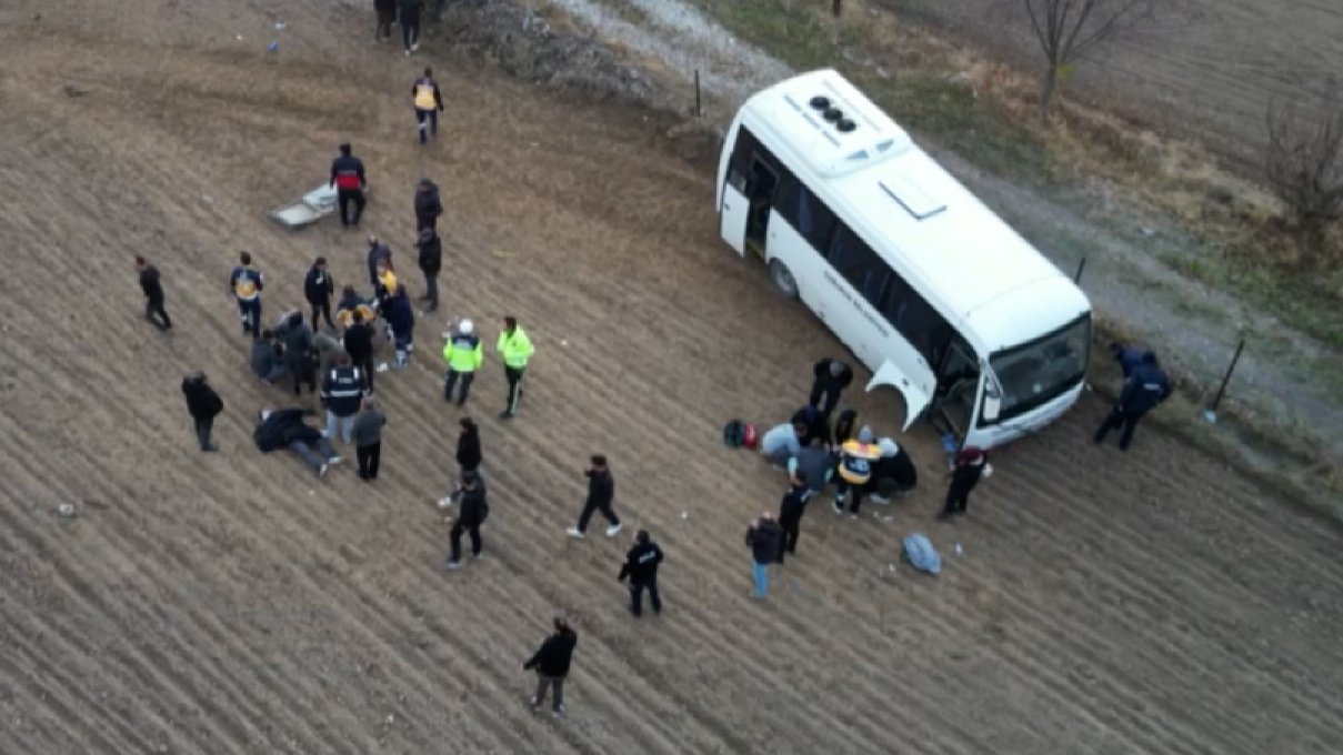 Afyonkarahisar'da Servis Aracı ve Kamyonet Kaza Yaptı: 14 Kişi Yaralandı