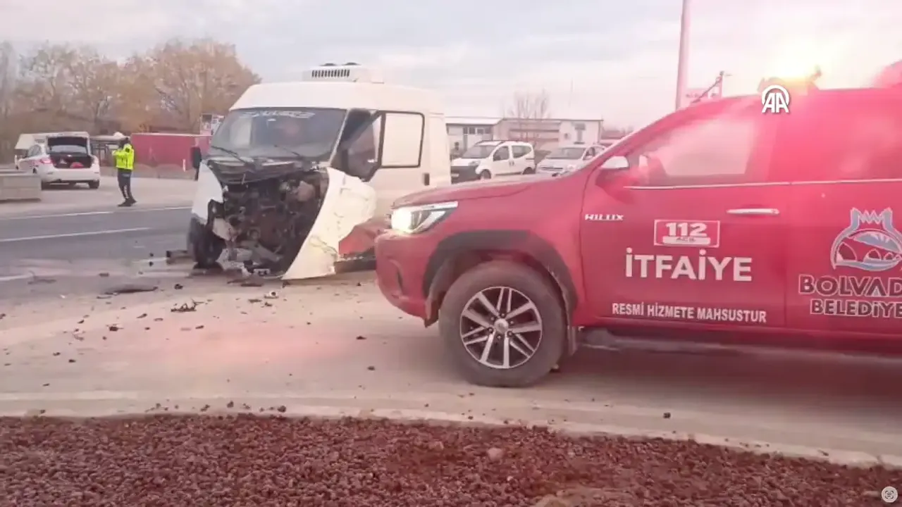 Afyonkarahisar'da son dakika trafik kazasında kamyonet ile okul servisi çarpıştı, 14 kişi yaralandı.